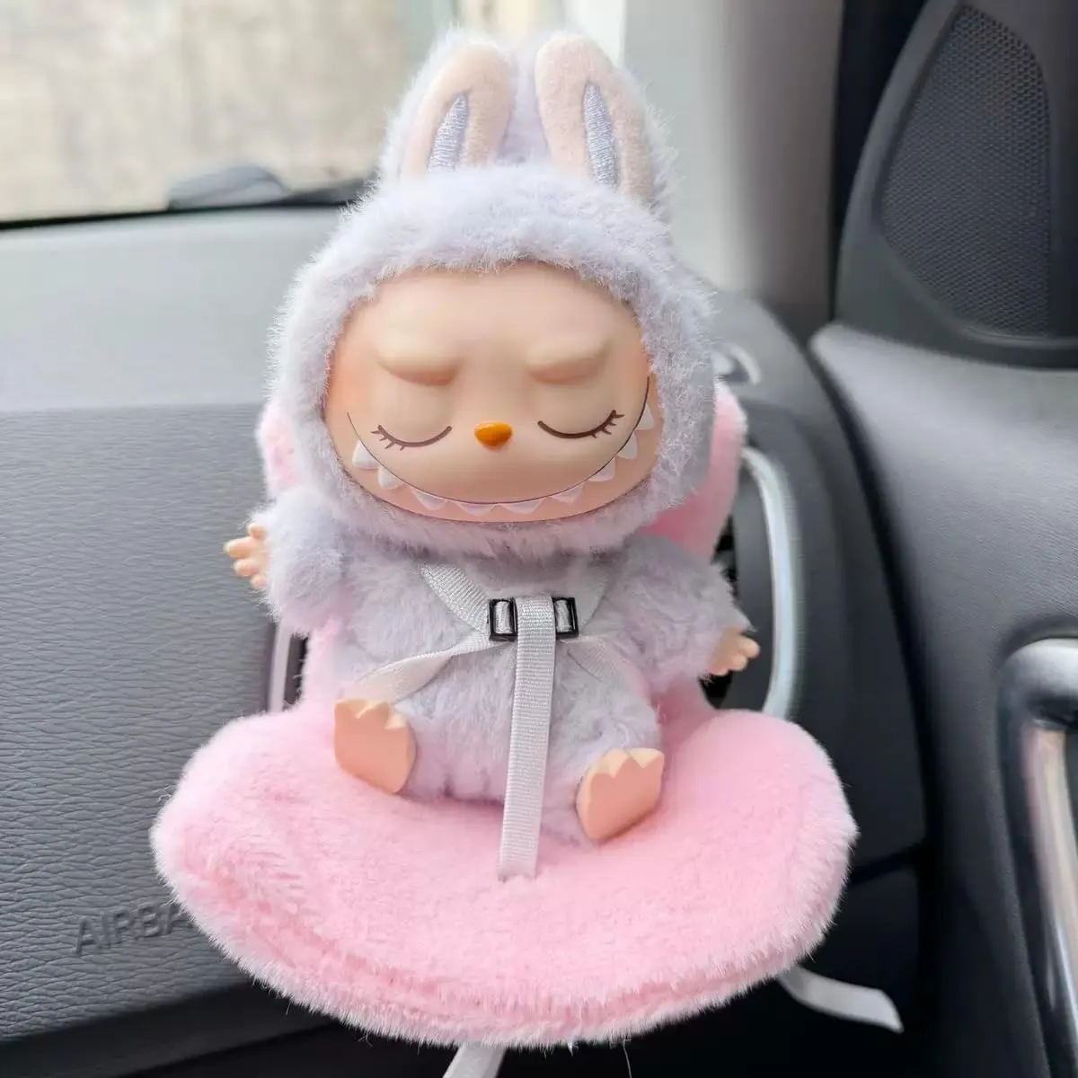 Labu Doll Car Seat Accessories – Safety Travel Carrier for 17cm Vinyl Toys (Fits LABUBU/Blythe/BJD/Pullip) | Kawaii Miniature Car Ride & Display Stand | Cute Collectible Figure Case（Pink）
