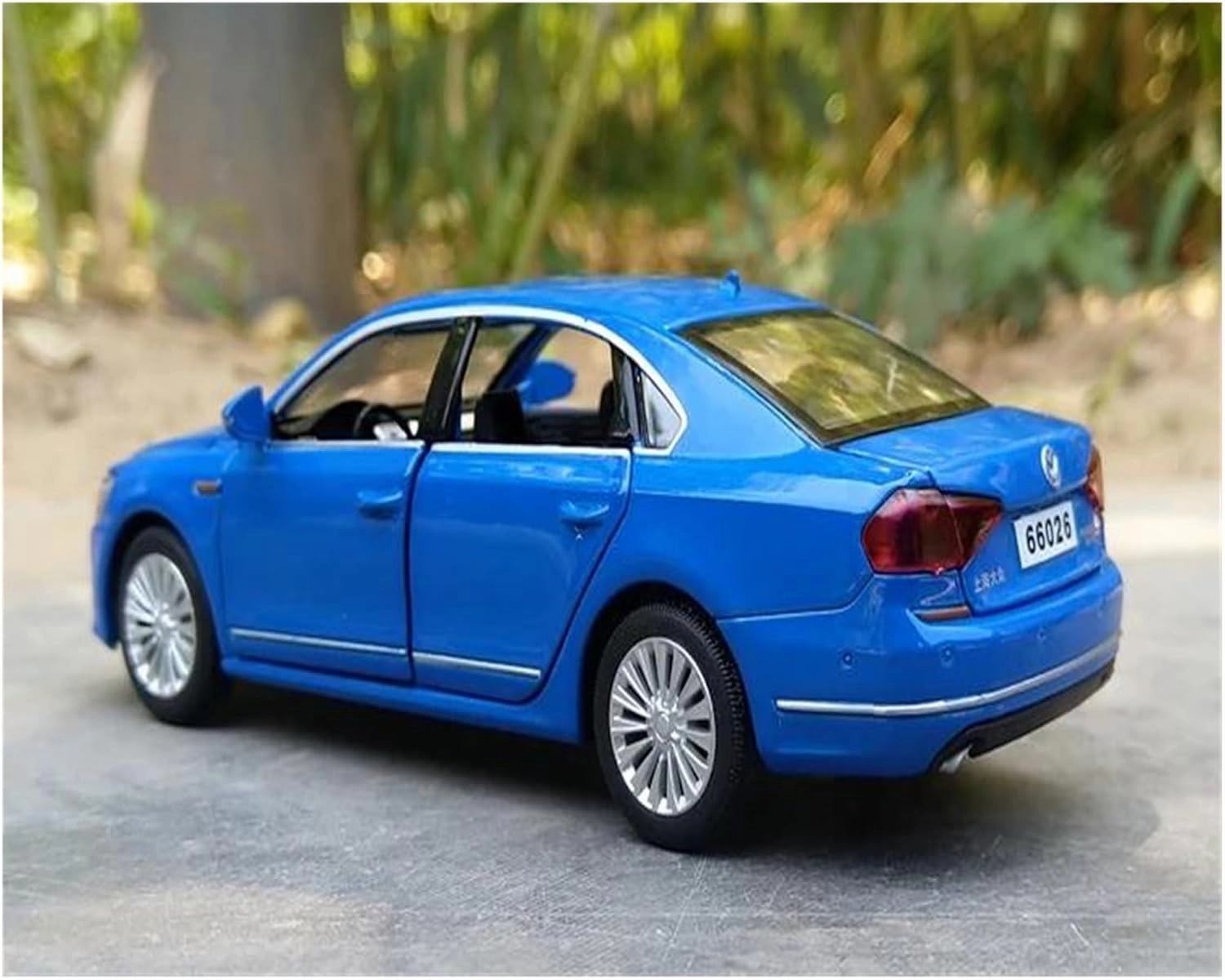 Metal Vehicles Toys 1:32 for Passat Scale Alloy Model Car Diecasts Toy Sound and Light to Friends and Family Display Home Or Office Décor(White)