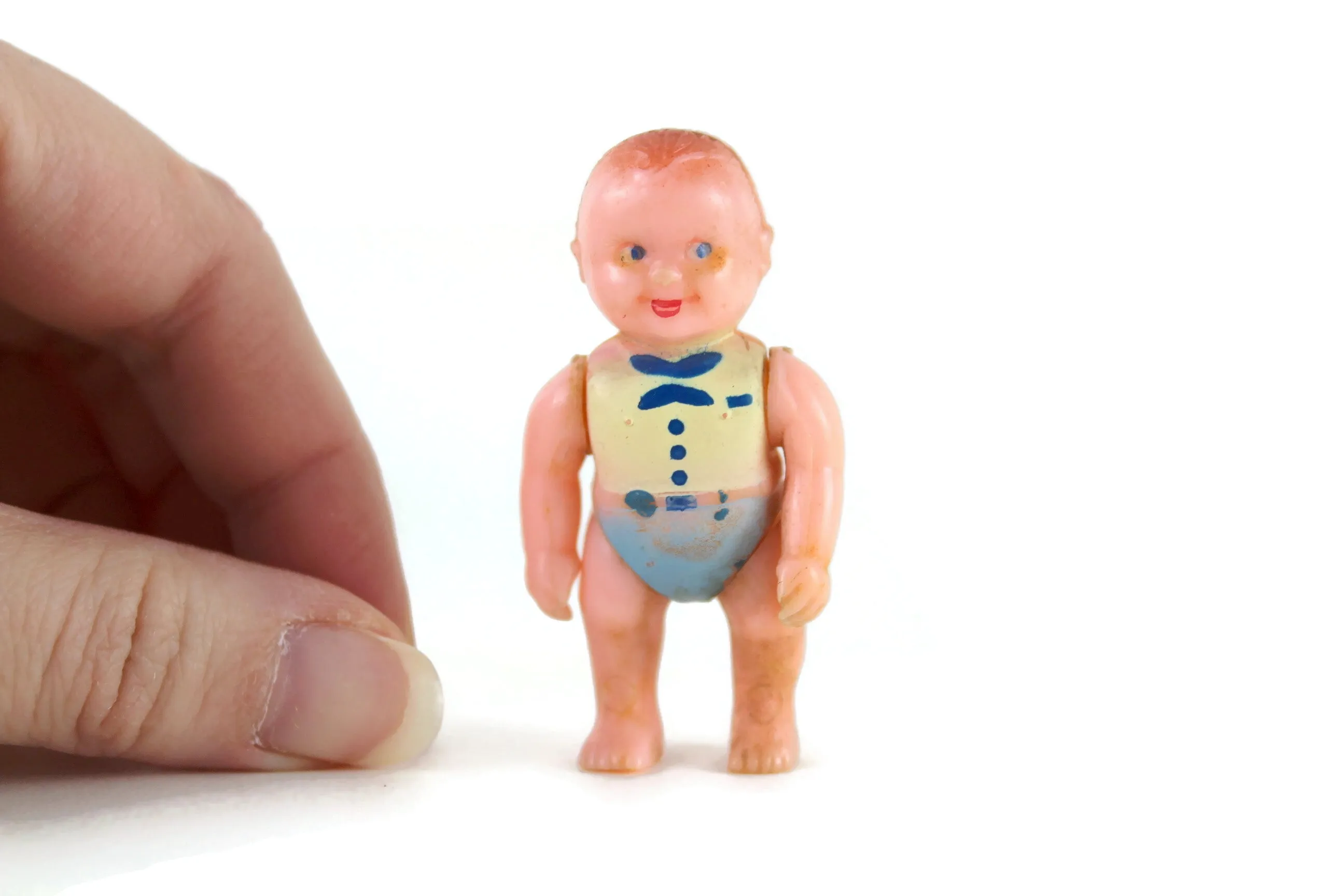 Vintage 1:16 Renwal Dollhouse Baby Figurine No 8