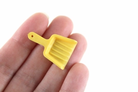 Vintage 1:16 Miniature Dollhouse Yellow Plastic Renwal Dustpan