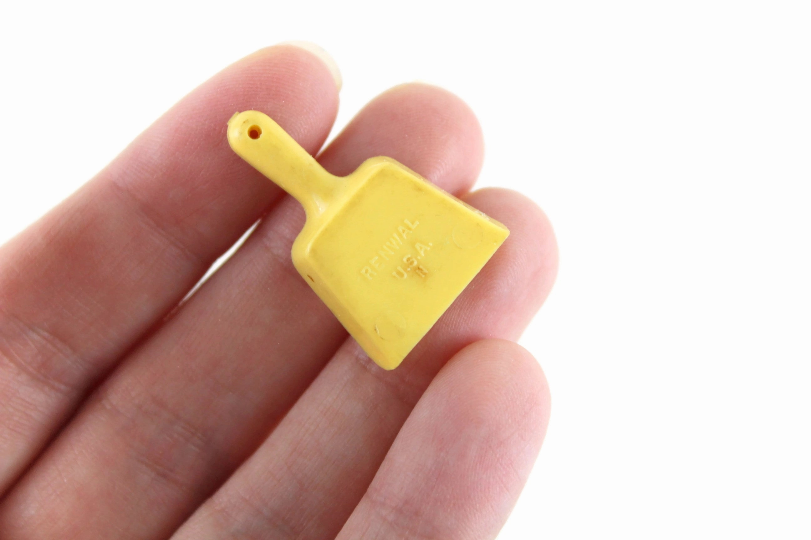 Vintage 1:16 Miniature Dollhouse Yellow Plastic Renwal Dustpan