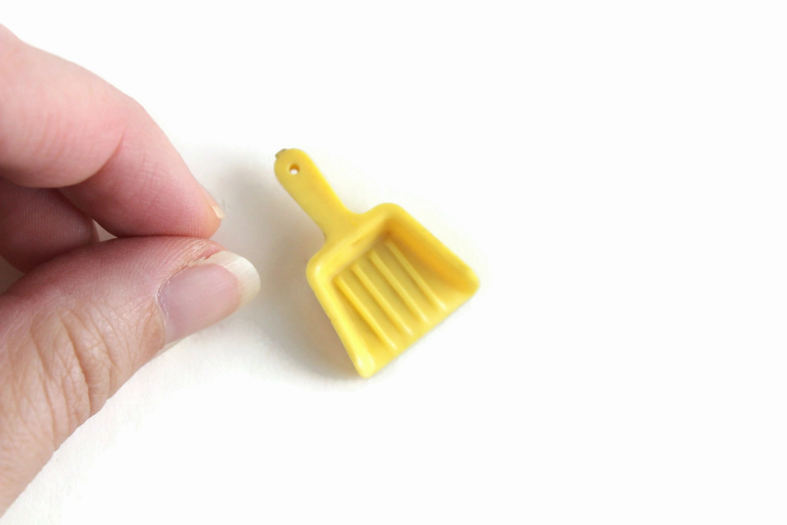 Vintage 1:16 Miniature Dollhouse Yellow Plastic Renwal Dustpan